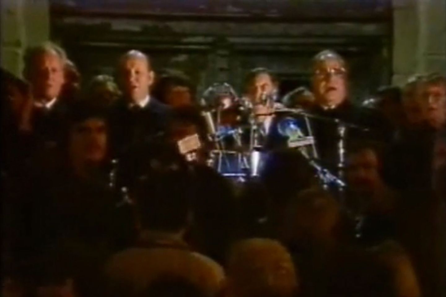 Musik: Berlin, 10. November 1989: Einen Tag zuvor war die Mauer gefallen, vor dem Schöneberger Rathaus sprechen Bundeskanzler Kohl, Altkanzler Willy Brandt sowie Berlins Regierender Bürgermeister Walter Momper und Außenminister Hans-Dietrich Genscher vor rund 40.000 Teilnehmern. Die Stimmung ist angespannt: Während Brandt ungestört sprechen darf, wird Kohl von den West-Berlinern gnadenlos ausgepfiffen. Zum Abschluss der Kundgebung soll dann noch die Nationalhymne angestimmt werden. Keine gute Idee: So sehr sich Brandt und Kohl auch bemühen, ihr Gesang geht unter den wütenden Pfiffen des Publikums unter. Zwar war die Ablehnung politisch motiviert. Doch es hätte auch ästhetische Einwände gegeben. Auch wenn da ein paar andere noch mitgesungen haben - mit ihrem Gekrächze haben sich Kohl und Brandt einen einen Ehrenplatz in der Top Ten der peinlichsten Duette verdient. Zum Video Berlin, 10. November 1989: Einen Tag zuvor war die Mauer gefallen, vor dem Schöneberger Rathaus sprechen Bundeskanzler Kohl, Altkanzler Willy Brandt sowie Berlins Regierender Bürgermeister Walter Momper und Außenminister Hans-Dietrich Genscher vor rund 40.000 Teilnehmern. Die Stimmung ist angespannt: Während Brandt ungestört sprechen darf, wird Kohl von den West-Berlinern gnadenlos ausgepfiffen. Zum Abschluss der Kundgebung soll dann noch die Nationalhymne angestimmt werden. Keine gute Idee: So sehr sich Brandt und Kohl auch bemühen, ihr Gesang geht unter den wütenden Pfiffen des Publikums unter. Zwar war die Ablehnung politisch motiviert. Doch es hätte auch ästhetische Einwände gegeben. Auch wenn da ein paar andere noch mitgesungen haben - mit ihrem Gekrächze haben sich Kohl und Brandt einen einen Ehrenplatz in der Top Ten der peinlichsten Duette verdient. Zum Video