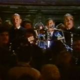 Berlin, 10. November 1989: Einen Tag zuvor war die Mauer gefallen, vor dem Schöneberger Rathaus sprechen Bundeskanzler Kohl, Altkanzler Willy Brandt sowie Berlins Regierender Bürgermeister Walter Momper und Außenminister Hans-Dietrich Genscher vor rund 40.000 Teilnehmern. Die Stimmung ist angespannt: Während Brandt ungestört sprechen darf, wird Kohl von den West-Berlinern gnadenlos ausgepfiffen.   Zum Abschluss der Kundgebung soll dann noch die Nationalhymne angestimmt werden. Keine gute Idee: So sehr sich Brandt und Kohl auch bemühen, ihr Gesang geht unter den wütenden Pfiffen des Publikums unter. Zwar war die Ablehnung politisch motiviert. Doch es hätte auch ästhetische Einwände gegeben. Auch wenn da ein paar andere noch mitgesungen haben - mit ihrem Gekrächze haben sich Kohl und Brandt einen einen Ehrenplatz in der Top Ten der peinlichsten Duette verdient.  Zum Video