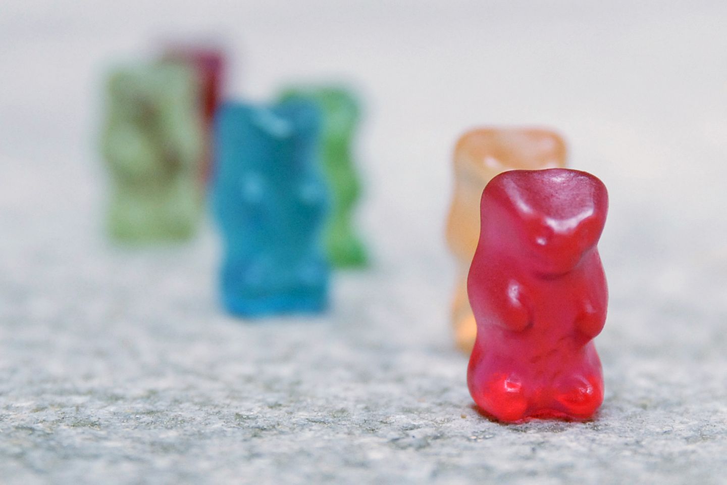 Der große Haribo-Test: Platz 2: Grapefruit Auf den zweiten Platz folgt die Sorte Grapefruit. Die pinken Bären schmecken "überraschend" lecker und sind "sehr grapefruitig". Eine leichte säuerliche und frische Note unterstreichen den Geschmack und sind für jeden Grapefruit-Fan ein Muss. Für uns verdient dieser pinke Bär Platz 2 und ein Redakteur warnt: "Hohes Suchtpotential". Platz 2: Grapefruit Auf den zweiten Platz folgt die Sorte Grapefruit. Die pinken Bären schmecken "überraschend" lecker und sind "sehr grapefruitig". Eine leichte säuerliche und frische Note unterstreichen den Geschmack und sind für jeden Grapefruit-Fan ein Muss. Für uns verdient dieser pinke Bär Platz 2 und ein Redakteur warnt: "Hohes Suchtpotential".