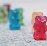 Platz 2: Grapefruit  Auf den zweiten Platz folgt die Sorte Grapefruit. Die pinken Bären schmecken "überraschend" lecker und sind "sehr grapefruitig". Eine leichte säuerliche und frische Note unterstreichen den Geschmack und sind für jeden Grapefruit-Fan ein Muss. Für uns verdient dieser pinke Bär Platz 2 und ein Redakteur warnt: "Hohes Suchtpotential".