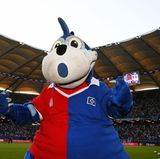 Das lächerliche Dino-Maskottchen hätte endlich ausgedient    Weil er als einziger Club noch nie abgestiegen ist, darf sich der HSV zu Recht Liga-Dino nennen. Doch beim Marsch in die 2. Liga verlöre er dieses Alleinstellungsmerkmal - und müsste sich endlich ein neues Maskottchen suchen.