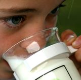 Milch ist kein Durstlöscher, aber zusammen mit anderen Milchprodukten eine wichtige Nährstoffquelle, insbesondere für Kalzium. Ein Glas Milch, eine Scheibe Käse und ein Joghurt reichen für kleinere Kinder schon aus, für größere darf es etwas mehr sein