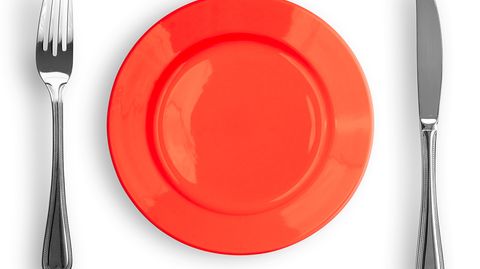 Farblehre der Oxford-Wissenschaftler: Wer weniger essen will, sollte einen roten Teller wählen.