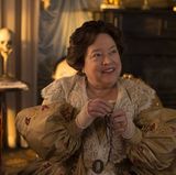 "American Horror Story: Coven"  Oscar-Preisträgerin Katy Bates hat den Emmy als beste Nebendarstellerin in einer Miniserie bekommen. In der dritten Staffel der Horrorserie "American Horror Story" spielt sie eine Serienmörderin.   Geeignet für: Freunde des gepflegten Horrors.  Wo kann ich das sehen? Die Folgen werden bei Sixx gezeigt und beim Pay-TV-Sender Fox.