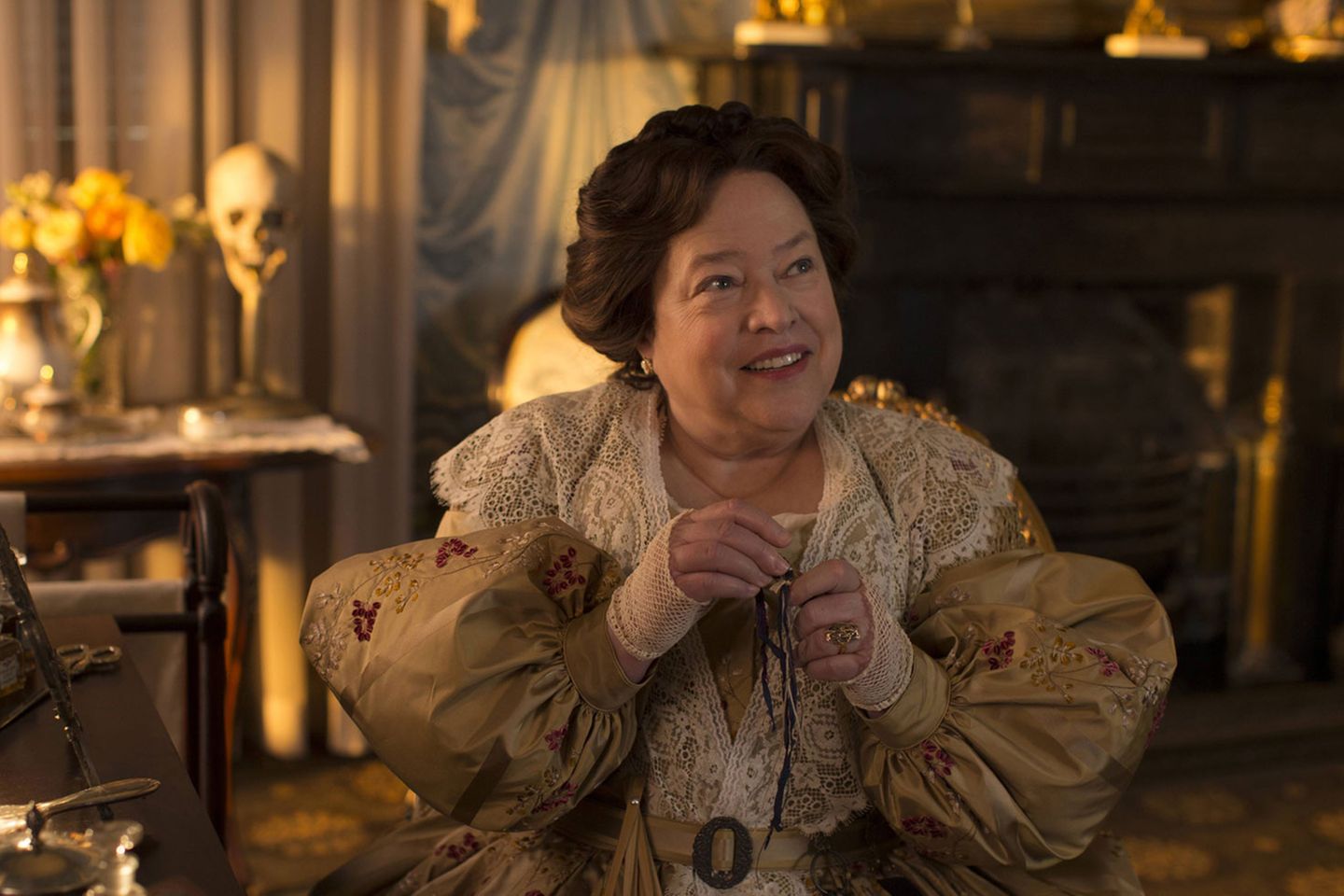 "American Horror Story: Coven"  Oscar-Preisträgerin Katy Bates hat den Emmy als beste Nebendarstellerin in einer Miniserie bekommen. In der dritten Staffel der Horrorserie "American Horror Story" spielt sie eine Serienmörderin.   Geeignet für: Freunde des gepflegten Horrors.  Wo kann ich das sehen? Die Folgen werden bei Sixx gezeigt und beim Pay-TV-Sender Fox.