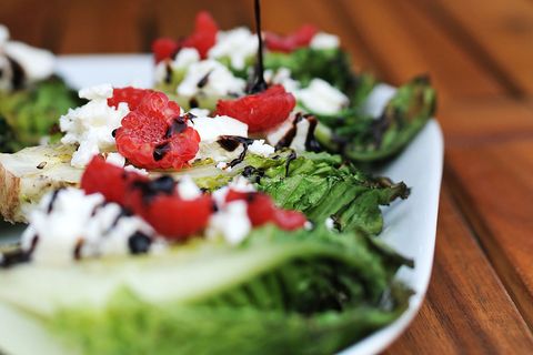 Beilagen auf den Grill!: Gegrillter Römersalat mit Himbeeren