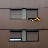 Süß! In diesem Haus frönt man seinem Nationalstolz mit heruntergelassenen Jalousinen und Mini-Fahnen. Vor diesem Patriotismus muss sich niemand fürchten. Er will niemanden unterjochen. Er beißt nicht. Er bellt nicht einmal.  Mehr von der Fotografin auf Die Lichtung