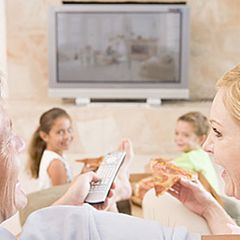 Mit Smart TV können Zuschauer fernsehen und zugleich das Gesehene im sozialen Netzwerk teilen