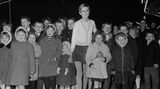 Kleine Frau, großes Herz:In Zusammenarbeit mit dem "Save the Children Fund" ging Twiggy 1967 gemeinsam mit 50 Waisenkindern in den Zirkus.