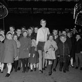 Kleine Frau, großes Herz:In Zusammenarbeit mit dem "Save the Children Fund" ging Twiggy 1967 gemeinsam mit 50 Waisenkindern in den Zirkus.