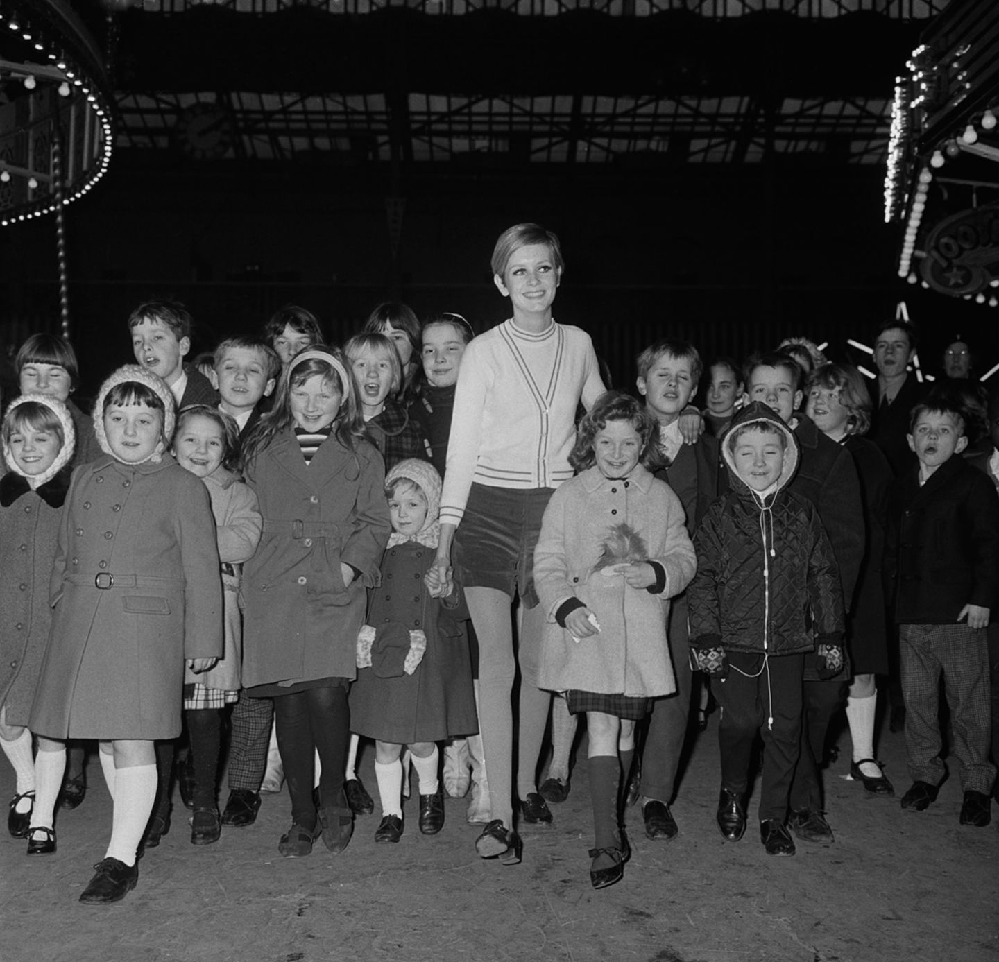 Kleine Frau, großes Herz:In Zusammenarbeit mit dem "Save the Children Fund" ging Twiggy 1967 gemeinsam mit 50 Waisenkindern in den Zirkus.