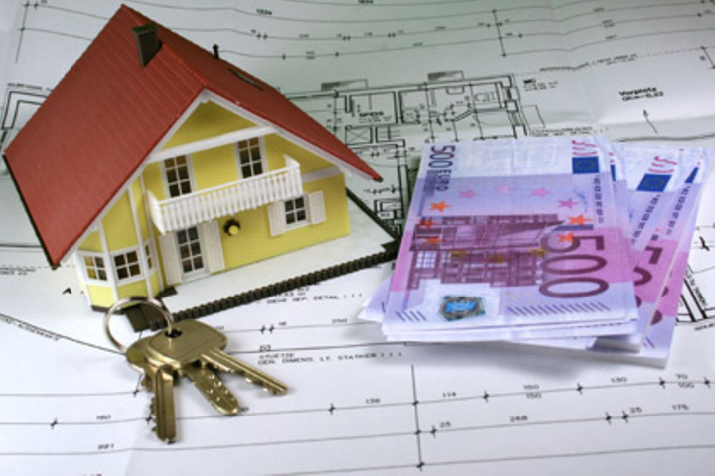 Wer fürs Eigenheim einen Kredit aufnimmt, sollte Zinsen, Tilgung und Laufzeit gut durchrechnen