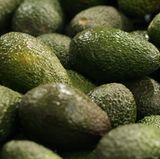 Auch die Avocado mag es, bei Zimmertemperatur nachzureifen. Deshalb nicht in den Kühlschrank legen. Außer Sie haben bereits eine reife Avocado gekauft und wollen sie nicht in den nächsten Tagen verzehren - dann ab in den Kühlschrank damit. Die Avocado ist übrigens eine Beere und somit Obst und nicht Gemüse - auch wenn die Deutschen sie herzhaft mögen.
