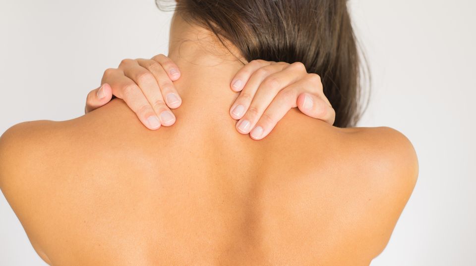 Gezieltes Aufwärmen beugt gegen Schulterzerrungen und Rückenschmerzen vor