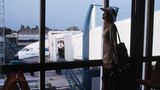 Chic gekleidet beim Boarding am Flughafen Kopenhagen. Hinten am Gate steht eine Caravelle, ein zweistrahliger Jet französischer Bauart.