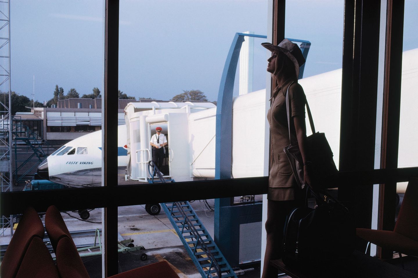 Chic gekleidet beim Boarding am Flughafen Kopenhagen. Hinten am Gate steht eine Caravelle, ein zweistrahliger Jet französischer Bauart.