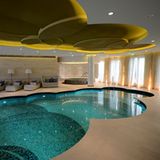 Zur Besonderheit des Hotels gehört ein großer Pool- und Wellness-Landschaft im fünften Stock des Hochhauses. Auch fällt die runde Formensprache, die zurückhaltende Farbgebung und das verbaute Material auf: statt Kacheln edle Bisazza-Mosaike und Naturstein.