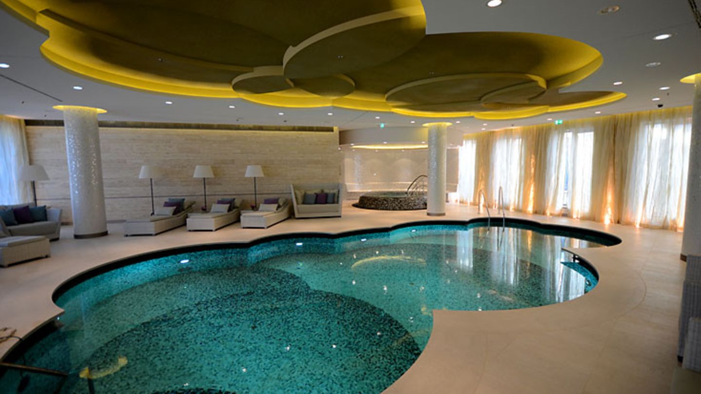 Zur Besonderheit des Hotels gehört ein großer Pool- und Wellness-Landschaft im fünften Stock des Hochhauses. Auch fällt die runde Formensprache, die zurückhaltende Farbgebung und das verbaute Material auf: statt Kacheln edle Bisazza-Mosaike und Naturstein.