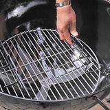 Ohne sie geht es nicht: Mit den Holzkohlehaltern werden Zonen für die Grillkohle geschaffen. Die Mitte bleibt frei …