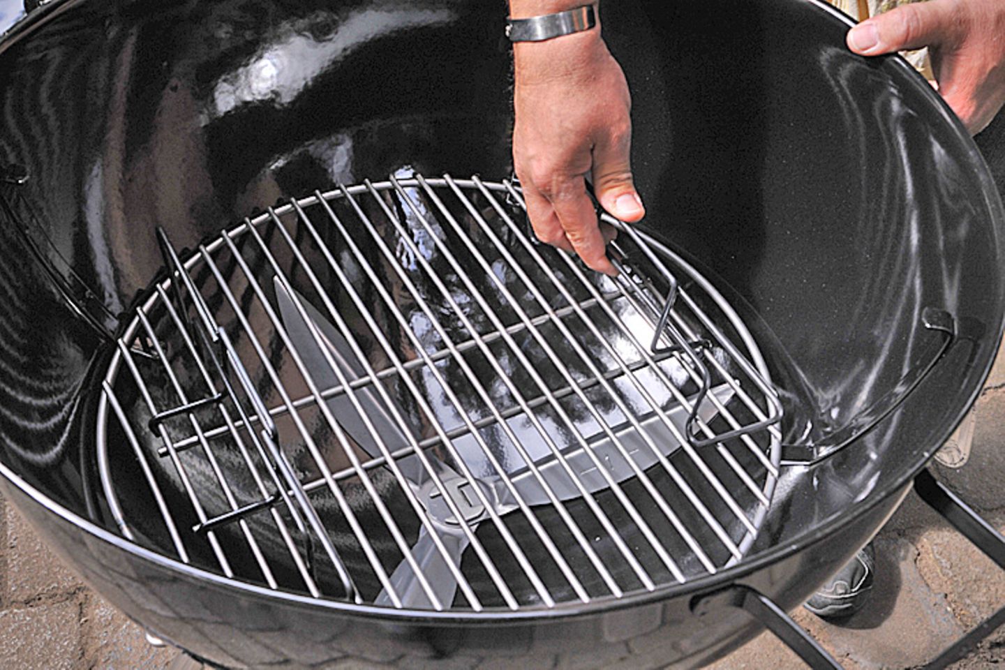 Ohne sie geht es nicht: Mit den Holzkohlehaltern werden Zonen für die Grillkohle geschaffen. Die Mitte bleibt frei …