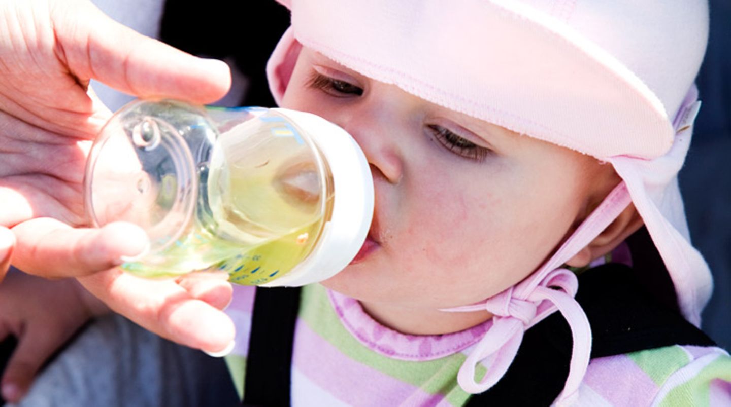 Geben Sie Ihrem Kind am besten Leitungs- oder Mineralwasser zu trinken, oder auch ungesüßte Kräuter- oder Früchtetees. Fruchtsäfte verdünnen Sie am besten mit der doppelten Menge Wasser. Wenn Ihr Kind nur Süßes trinken mag, verdünnen Sie Säfte oder Limonaden Schritt für Schritt