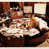 Das Geheimnis von Hefners Erfolg sind aber nicht nur Sex and Drugs and Rock'n'Roll, sondern auch knallharte Arbeit: Hefner an seinem Arbeitsplatz, einem riesigen Rundbett.