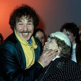 In Folge der durch den Schimanski errungenen Popularität stieg Götz George zu einem der begehrtesten Promis der Bundesrepublik auf. Daran änderte auch der Minipli nichts, den er in den 80er Jahren zeitweise trug. 1984 blödelte er zusammen mit Inge Meysel bei Wolfgang Kielings 60. Geburtstag herum.