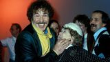 In Folge der durch den Schimanski errungenen Popularität stieg Götz George zu einem der begehrtesten Promis der Bundesrepublik auf. Daran änderte auch der Minipli nichts, den er in den 80er Jahren zeitweise trug. 1984 blödelte er zusammen mit Inge Meysel bei Wolfgang Kielings 60. Geburtstag herum.