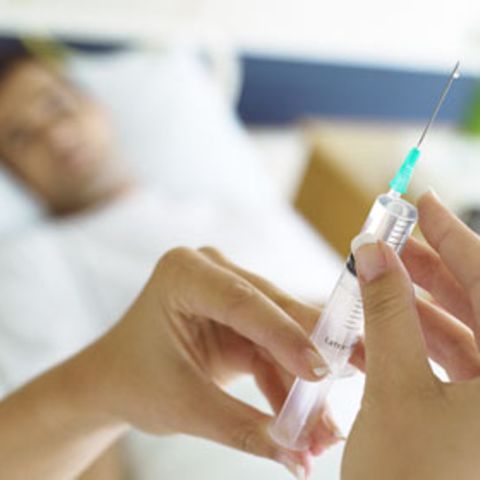 Über Vor- und Nachteile einer bestimmten Spritzentherapie sollten Sie sich zuvor bei Ihrem Orthopäden informieren