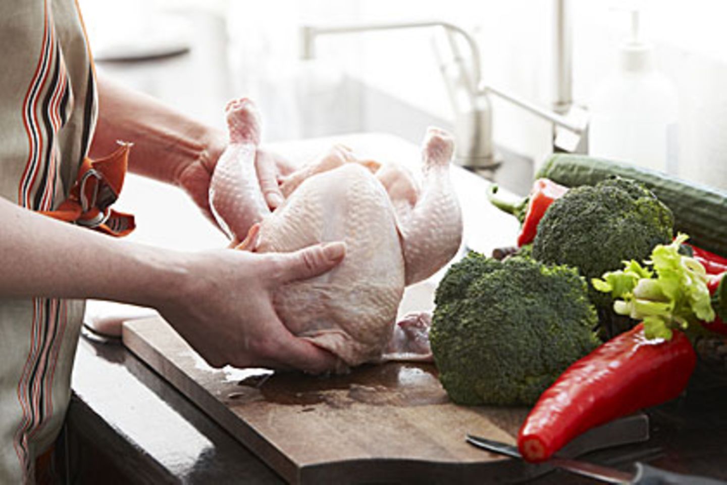 Um Infektionen mit Campylobacter und Salmonellen zu vermeiden, sollte das Fleisch gut durchgegart werden