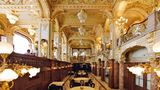 Café New York, Budapest  Zu den prunkvollsten Kaffeehäusern Budapests zählt das 1894 eröffnete Café New York. Zu Beginn der 1890er Jahre ließ die New York Life Insurance Company am Budapester Großen Ring ein aufwendiges Gebäude durch den Architekten Alajos Hauszmann errichten.   Das Café wurde schließlich im Jahr 1894 eröffnet und überdauerte Kriege und Regimewechsel weitestgehend unbeschadet bis heute. Es befindet sich im Erd- und Untergeschoss und ist mit üppigem Dekor ausgestattet, das stark an Kirchenräume erinnert.