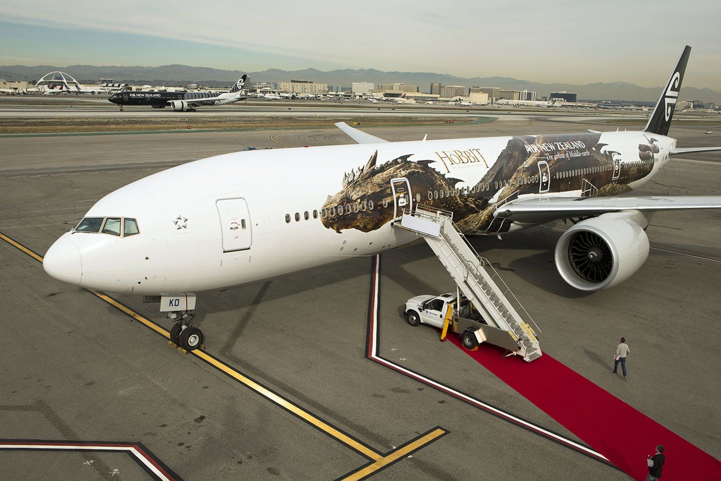Follow Me: Air New Zealand ist bekannt für Innovationen und unkonventionelle Sicherheitsvideos. Die Fluglinie bezeichnet sich selbst als die offizielle Airline von Mittelerde. Zum Kinostart des zweiten Teils "Der Hobbit - Smaugs Einöde" von Peter Jackson wurde das Abbild der feuerspeienden Drachenschlange auf beiden Seiten einer Boeing 777-300 lackiert. Damit bekommt das Wesen aus der Figurenwelt Tolkiens eine furchteinflößende Länge von 54 Metern. Air New Zealand ist bekannt für Innovationen und unkonventionelle Sicherheitsvideos. Die Fluglinie bezeichnet sich selbst als die offizielle Airline von Mittelerde. Zum Kinostart des zweiten Teils "Der Hobbit - Smaugs Einöde" von Peter Jackson wurde das Abbild der feuerspeienden Drachenschlange auf beiden Seiten einer Boeing 777-300 lackiert. Damit bekommt das Wesen aus der Figurenwelt Tolkiens eine furchteinflößende Länge von 54 Metern.
