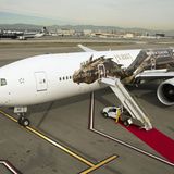 Air New Zealand ist bekannt für Innovationen und unkonventionelle Sicherheitsvideos. Die Fluglinie bezeichnet sich selbst als die offizielle Airline von Mittelerde. Zum Kinostart des zweiten Teils "Der Hobbit - Smaugs Einöde" von Peter Jackson wurde das Abbild der feuerspeienden Drachenschlange auf beiden Seiten einer Boeing 777-300 lackiert. Damit bekommt das Wesen aus der Figurenwelt Tolkiens eine furchteinflößende Länge von 54 Metern.