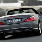 Glatte Flanken mit wenigen Linien machen den SL zu einem dezent auftretenden Luxusliner, der aber mit seinem breiten Heck und dem integrierten Heckdiffusor zeigt, dass er ein echter Sportwagen ist