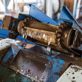 Um das Aluminium wiederverwenden zu können, muss zunächst der Kaffeesatz herausgesiebt werden.