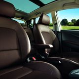 Vor allem aber hat der ix20 viel Platz im Angebot. Vorn wie hinten finden die Insassen reichlich Lebensraum vor, es gibt große Becherhalter, üppig dimensionierte Ablagen und bequeme, wenn auch etwas zu weiche Sitze