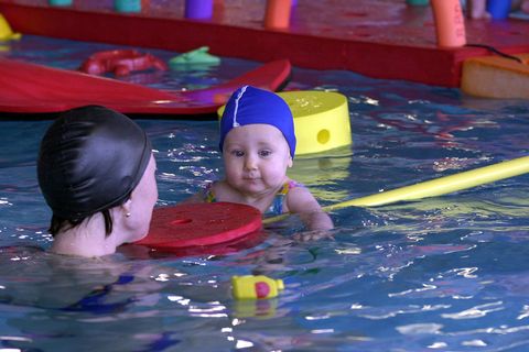 Kinder unter zwei Jahren, in deren Familien gehäuft Allergien auftreten, sollten besser nichts ins Hallenbad, rät das Umweltbundesamt