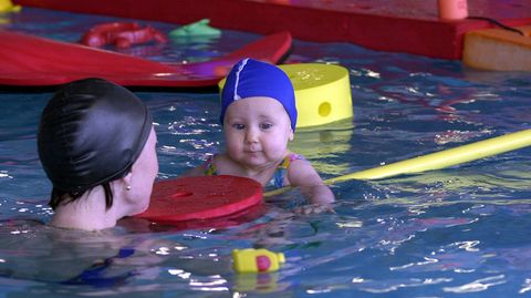 Kinder unter zwei Jahren, in deren Familien gehäuft Allergien auftreten, sollten besser nichts ins Hallenbad, rät das Umweltbundesamt