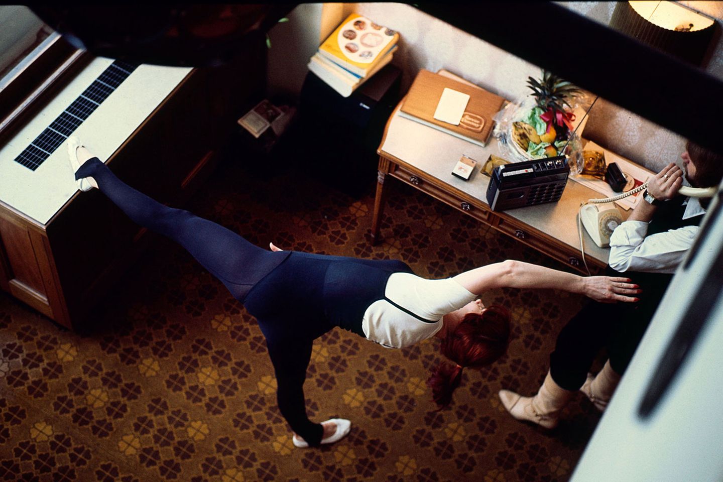 In den Jahren 1976/77 befand sich Abba auf dem Karrierehöhepunkt. 1977 führte sie eine Welttournee nach Australien. In ihrem Hotelzimmer hält sich Frida mit Fitnessübungen fit