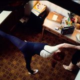 In den Jahren 1976/77 befand sich Abba auf dem Karrierehöhepunkt. 1977 führte sie eine Welttournee nach Australien. In ihrem Hotelzimmer hält sich Frida mit Fitnessübungen fit