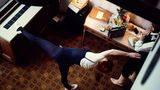 In den Jahren 1976/77 befand sich Abba auf dem Karrierehöhepunkt. 1977 führte sie eine Welttournee nach Australien. In ihrem Hotelzimmer hält sich Frida mit Fitnessübungen fit.