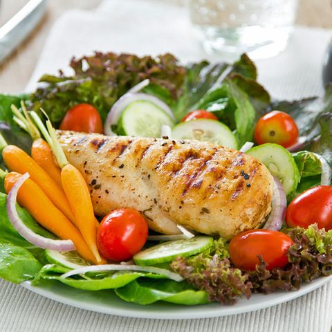 Low-Carb bedeutet, die Menge an Kohlenhydraten zu reduzieren, also vor allem stärkereiche Lebensmittel wie Brot, Gebäck oder Nudeln, Kartoffeln und Reis.