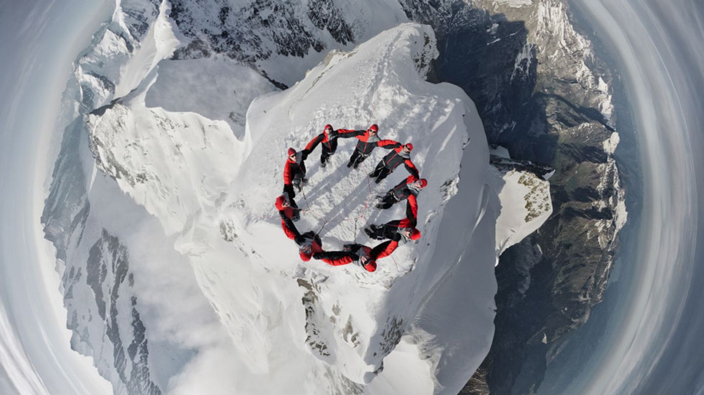 Das ist der Gipfel: Bösch schwebt im Hubschrauber über der Spitze des Viertausenders Jungfrau im Berner Oberland.