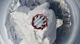 Das ist der Gipfel: Bösch schwebt im Hubschrauber über der Spitze des Viertausenders Jungfrau im Berner Oberland.