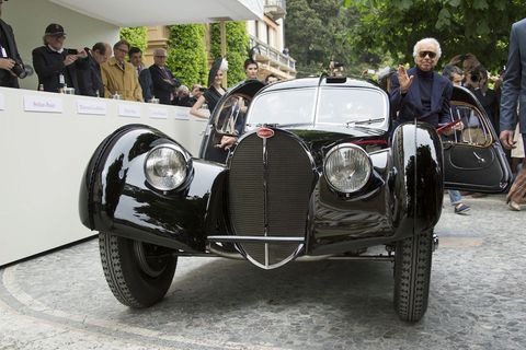 Der Star des diesjährigen Concorso d'Eleganza Villa D'Este war kaum zu sehen. Eine Menschentraube bildete sich regelmäßig um den schwarzen Bugatti 57SC Atlantic aus dem Jahr 1938. Das atemberaubende Gefährt, von dem nur vier Stück gebaut wurden, ist rund 27 Millionen Euro wert. Nicht minder berühmt ist der Besitzer der automobilen Preziose, der weltbekannte Mode-Zar Ralph Lauren. Der amerikanische Multimilliardär ließ es sich nicht nehmen, sein Schmuckstück selbst zu lenken und heimste prompt den ersten Preis ein, den "Coppa d'Oro Villa d'Este".  Doch das Fahrzeug, das mit seinem genieteten Falz, der sich längs über das Fahrzeug entlangzieht, ein bisschen so aussieht wie die Nautilus des Kapitän Nemo, war nicht das einzige Highlight auf dem edlen Automobil-Treffen an dem Ost-Ufer des pittoresken Comer Sees. Mit der Startnummer 46 präsentierte der Engländer Edward Stratton stolz seinen orangefarbenen Aston Martin DBS von 1970. Das wunderschöne Coupé ist für sich schon ein Klassiker doch dieses Auto ist etwas ganz Besonderes: Es ist das Original-Fahrzeug aus der legendären Fernsehserie "Die Zwei" ("The Persuaders") in der Roger Moore und Tony Curtis alias Lord Brett Sinclair und Danny Wilde mit lockeren Sprüchen und harten Fäusten auf Verbrecherjagd gingen. Beide Stars haben es sich nicht nehmen lassen, auf der Innenseite des Kofferraum-Deckels zu unterschreiben.  So ein Auto zu besitzen ist eine Sache, es in Schuss zu halten, eine andere. Der DBS ist in makelloser Verfassung. Deswegen muss der freundliche Brite mit dem Strohhut auch jährlich nur 2000 englische Pfund (2339 Euro) in die Erhaltung seines Schmuckstückes investieren. Ganz im Gegensatz zum Vorbesitzer, der das Auto hütete, wie seinen Augapfel, fährt Stratton pro Jahr 3000 bis 4000 Kilometer. "Ich stelle das Auto nur bei den besten Shows aus", sagt Edward Stratton. Da liegt er genau richtig: Das Jahrestreffen im Norden Italiens ist die exklusivste Oldtimer-Zusammenkunft der Welt.