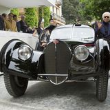 Der Star des diesjährigen Concorso d'Eleganza Villa D'Este war kaum zu sehen. Eine Menschentraube bildete sich regelmäßig um den schwarzen Bugatti 57SC Atlantic aus dem Jahr 1938. Das atemberaubende Gefährt, von dem nur vier Stück gebaut wurden, ist rund 27 Millionen Euro wert. Nicht minder berühmt ist der Besitzer der automobilen Preziose, der weltbekannte Mode-Zar Ralph Lauren. Der amerikanische Multimilliardär ließ es sich nicht nehmen, sein Schmuckstück selbst zu lenken und heimste prompt den ersten Preis ein, den "Coppa d'Oro Villa d'Este".  Doch das Fahrzeug, das mit seinem genieteten Falz, der sich längs über das Fahrzeug entlangzieht, ein bisschen so aussieht wie die Nautilus des Kapitän Nemo, war nicht das einzige Highlight auf dem edlen Automobil-Treffen an dem Ost-Ufer des pittoresken Comer Sees. Mit der Startnummer 46 präsentierte der Engländer Edward Stratton stolz seinen orangefarbenen Aston Martin DBS von 1970. Das wunderschöne Coupé ist für sich schon ein Klassiker doch dieses Auto ist etwas ganz Besonderes: Es ist das Original-Fahrzeug aus der legendären Fernsehserie "Die Zwei" ("The Persuaders") in der Roger Moore und Tony Curtis alias Lord Brett Sinclair und Danny Wilde mit lockeren Sprüchen und harten Fäusten auf Verbrecherjagd gingen. Beide Stars haben es sich nicht nehmen lassen, auf der Innenseite des Kofferraum-Deckels zu unterschreiben.  So ein Auto zu besitzen ist eine Sache, es in Schuss zu halten, eine andere. Der DBS ist in makelloser Verfassung. Deswegen muss der freundliche Brite mit dem Strohhut auch jährlich nur 2000 englische Pfund (2339 Euro) in die Erhaltung seines Schmuckstückes investieren. Ganz im Gegensatz zum Vorbesitzer, der das Auto hütete, wie seinen Augapfel, fährt Stratton pro Jahr 3000 bis 4000 Kilometer. "Ich stelle das Auto nur bei den besten Shows aus", sagt Edward Stratton. Da liegt er genau richtig: Das Jahrestreffen im Norden Italiens ist die exklusivste Oldtimer-Zusammenkunft der Welt.