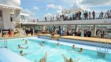 Einen Rekord stellt der Außenpool auf Deck 14 auf: Das 25 Meter lange Becken eignet sich zum Bahnschwimmen, wie es kein anderes Kreuzfahrtschiff bieten kann. Eine Joggingstrecke und einen riesigen Spa-Bereich mit Saunalandschaft und Meerblick gibt auch.