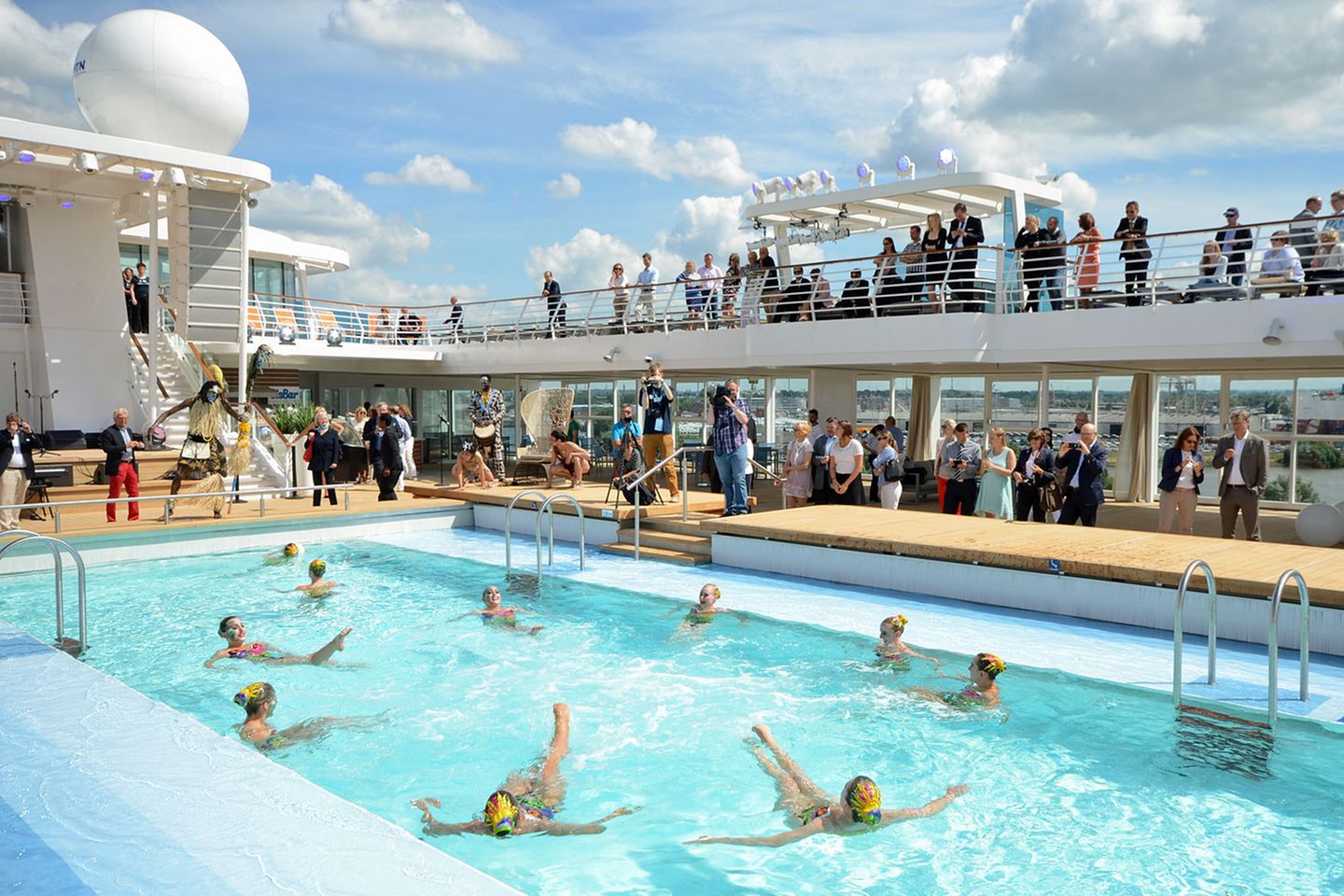 Einen Rekord stellt der Außenpool auf Deck 14 auf: Das 25 Meter lange Becken eignet sich zum Bahnschwimmen, wie es kein anderes Kreuzfahrtschiff bieten kann. Eine Joggingstrecke und einen riesigen Spa-Bereich mit Saunalandschaft und Meerblick gibt auch.