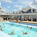 Einen Rekord stellt der Außenpool auf Deck 14 auf: Das 25 Meter lange Becken eignet sich zum Bahnschwimmen, wie es kein anderes Kreuzfahrtschiff bieten kann. Eine Joggingstrecke und einen riesigen Spa-Bereich mit Saunalandschaft und Meerblick gibt auch.