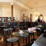 Café Central, Innsbruck  Das Café Central ist Teil des gleichnamigen Hotels im Zentrum von Innsbruck. Es eröffnete im Jahr 1877 als ein typisches Wiener Kaffeehaus der alten Schule und bietet seinen Gästen eine Auswahl aus 65 nationalen und internationalen Zeitungen und Magazinen.